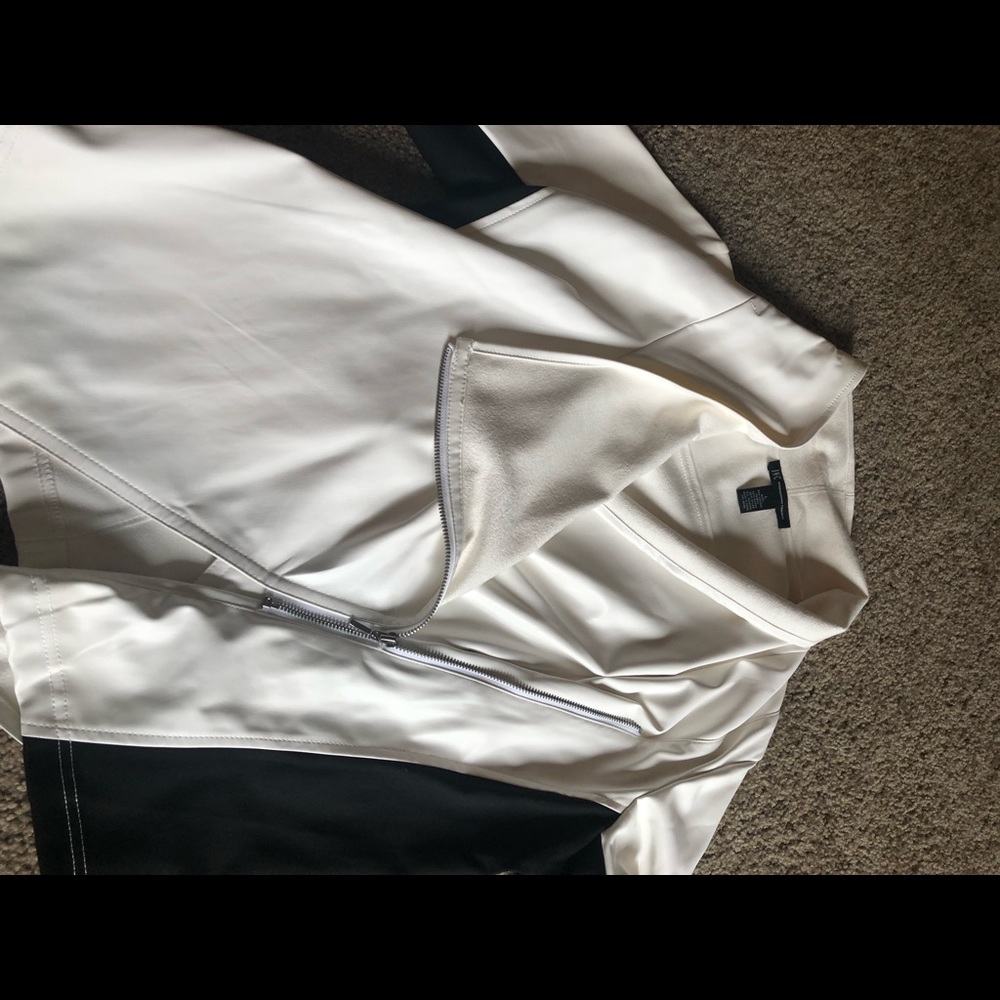 Woman’s jacket - Picture 10 of 12